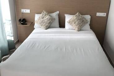 هتل Hôtel Le National Clichy Paris