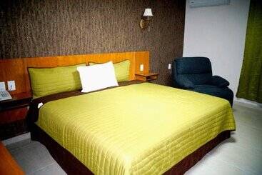 هتل Royal Madero Inn