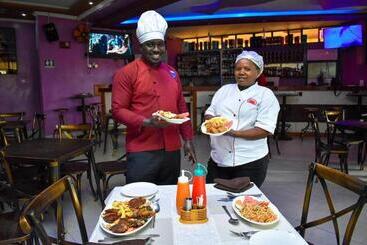 Two Oceans Hotel Voi