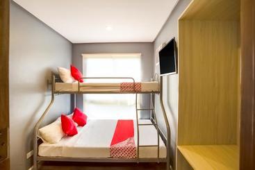 هتل Oyo 521 Bacaca Suites