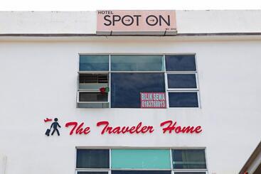 هتل Spot On 89805 The Traveler Home