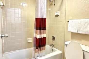 Отель Days Inn & Suites By Wyndham Bossier City
