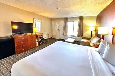 Отель Days Inn & Suites By Wyndham Bossier City