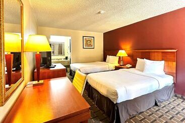 Отель Days Inn & Suites By Wyndham Bossier City