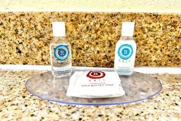 Отель Days Inn & Suites By Wyndham Bossier City