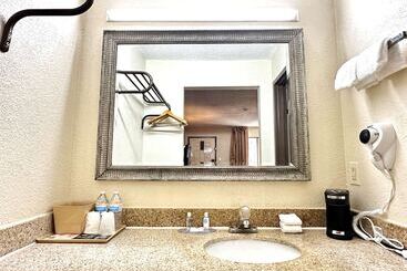 Отель Days Inn & Suites By Wyndham Bossier City