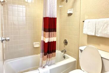 Отель Days Inn & Suites By Wyndham Bossier City
