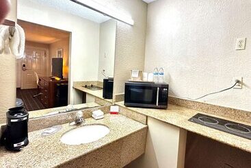 Отель Days Inn & Suites By Wyndham Bossier City