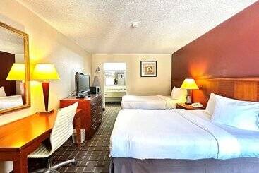 Отель Days Inn & Suites By Wyndham Bossier City