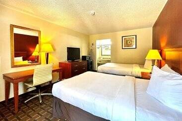 Отель Days Inn & Suites By Wyndham Bossier City