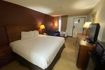 Отель Days Inn & Suites By Wyndham Bossier City