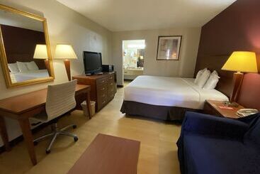 Отель Days Inn & Suites By Wyndham Bossier City