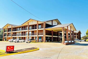 Отель Days Inn & Suites By Wyndham Bossier City