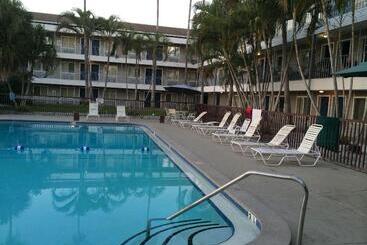هتل Lantern Inn & Suites  Sarasota