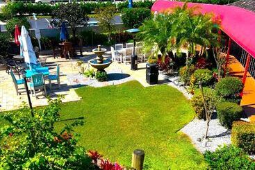 هتل Lantern Inn & Suites  Sarasota