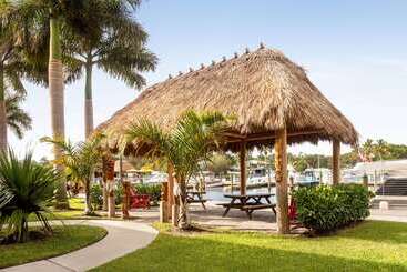 هتل Ramada By Wyndham Sarasota Waterfront