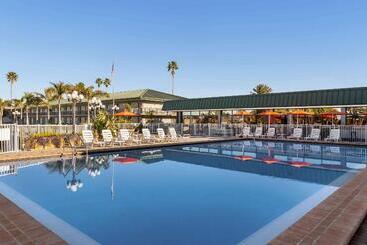 هتل Ramada By Wyndham Sarasota Waterfront