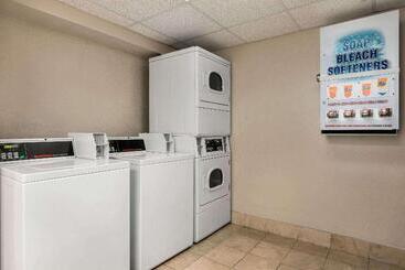 هتل Ramada By Wyndham Sarasota Waterfront
