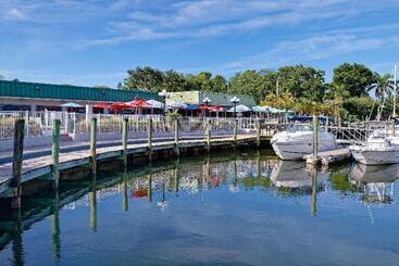 هتل Ramada By Wyndham Sarasota Waterfront