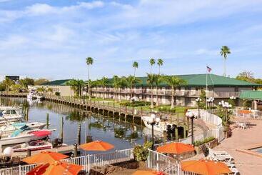 هتل Ramada By Wyndham Sarasota Waterfront