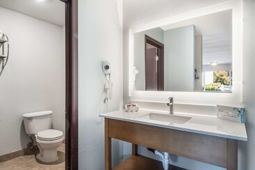 هتل Red Lion Inn & Suites Vancouver