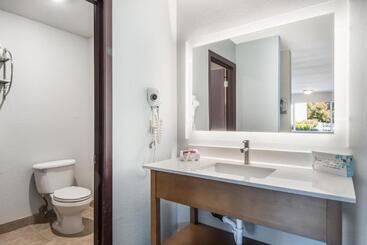هتل Red Lion Inn & Suites Vancouver