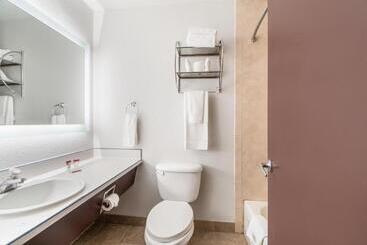 هتل Red Lion Inn & Suites Vancouver