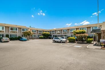 هتل Red Lion Inn & Suites Vancouver