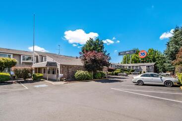 هتل Red Lion Inn & Suites Vancouver