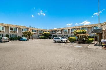 هتل Red Lion Inn & Suites Vancouver