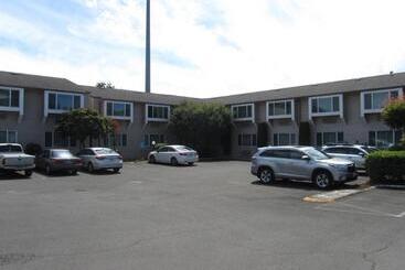 هتل Red Lion Inn & Suites Vancouver