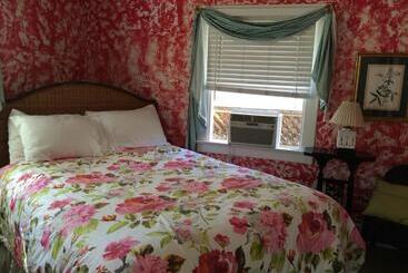 هتل Secret Garden Inn & Cottages