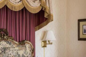 هتل Seven Gables Inn On Monterey Bay, A Kirkwood Collection