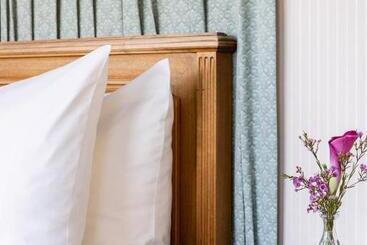 هتل Seven Gables Inn On Monterey Bay, A Kirkwood Collection