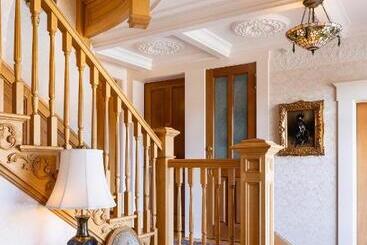 هتل Seven Gables Inn On Monterey Bay, A Kirkwood Collection
