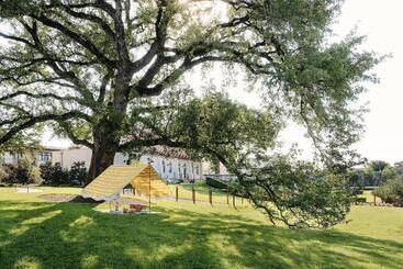 هتل Commodore Perry Estate, Auberge Resorts Collection