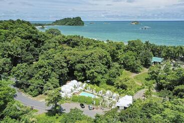 هتل Igloo Beach Lodge