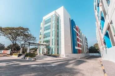 هتل The Habitat By Oyo Rooms