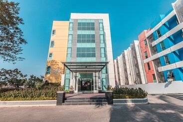 هتل The Habitat By Oyo Rooms