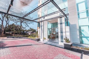 هتل The Habitat By Oyo Rooms