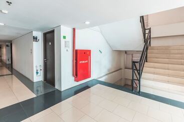 هتل The Habitat By Oyo Rooms
