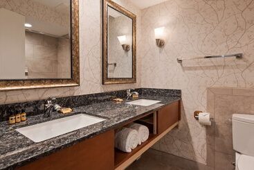 هتل Best Western Plus Silver Saddle Inn