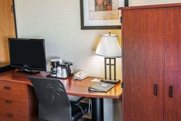 هتل Howard Johnson By Wyndham Urbana