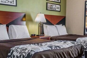 هتل Howard Johnson By Wyndham Urbana