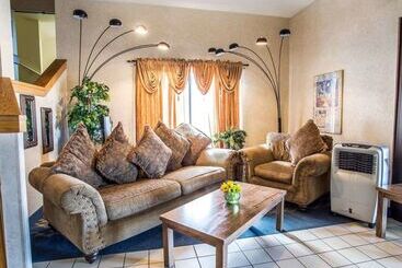 هتل Econo Lodge Denver International Airport