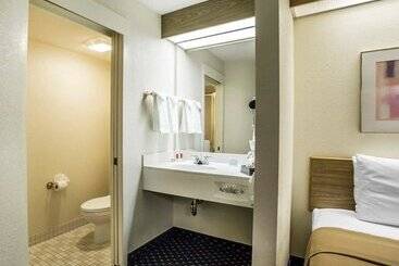 هتل Econo Lodge Denver International Airport