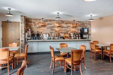هتل Econo Lodge North Academy