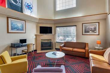 هتل Econo Lodge North Academy