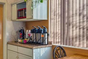 هتل Howard Johnson By Wyndham Vancouver & Suites