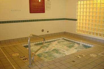 هتل Howard Johnson By Wyndham Vancouver  & Suites